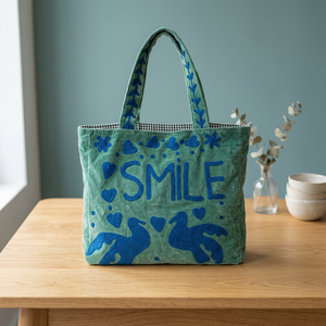 Sac fourre-tout en velours vert fait main sur mesure avec broderie appliquée de lettres SMILE bleu foncé, colombes, cœurs et motifs floraux - Product Image 1