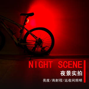 Feu arrière de vélo LED rouge avec réflecteur blanc, style sangle, étanche IPX4, 4 modes, alimenté par batterie, chargement USB - Product Image 1