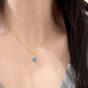 Collar con colgante redondo de ópalo azul chapado en oro sobre plata de ley 925, con detalles delicados de circonita cúbica, joyería minimalista para mujer. - Product Image 3