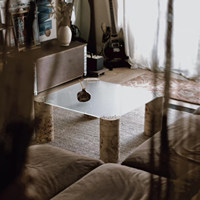 Table basse en verre transparent avec pieds en bois de burl naturel, table basse contemporaine