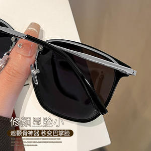 Lunettes de soleil polarisées élégantes unisexes, monture noire, verres TAC, protection UV400 pour le soleil et la conduite, style 19241 - Product Image 1