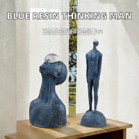 Sculpture artisanale nordique abstraite en résine bleue, représentant un homme réfléchissant, avec boule de verre, figurine d'art moderne pour la décoration d'étagères de maison ou de bureau