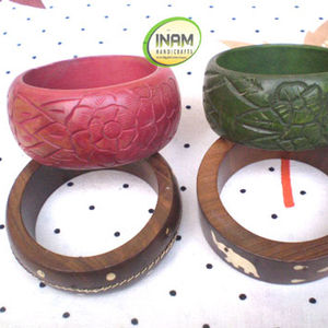 Brazaletes de madera hechos a mano hermosos y de diseñador de la mejor calidad con incrustaciones de latón - Product Image 1