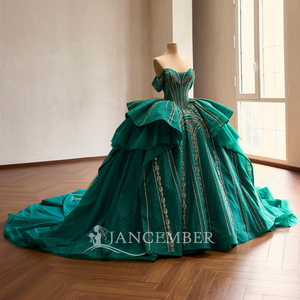 ชุดราตรีสีเขียวมรกตสำหรับงาน Quinceanera รุ่น Rsm261094 ทรงคอร์เซ็ทประดับด้วยลายปักสีทอง กระโปรงทรง Pannier พร้อมชายกระโปรงสั้น เหมาะสำหรับงานปาร์ตี้ ดีไซน์ Sweetheart - Product Image 3