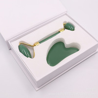 Vente en gros d'outils de massage en jade véritable avec logo personnalisé, ensemble de rouleaux de massage pour le visage en cristal avec boîte