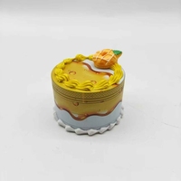 Broyeur d'herbes intégré en alliage d'aluminium de simulation de gâteau mignon et créatif Broyeur à tabac manuel en résine d'alliage de zinc