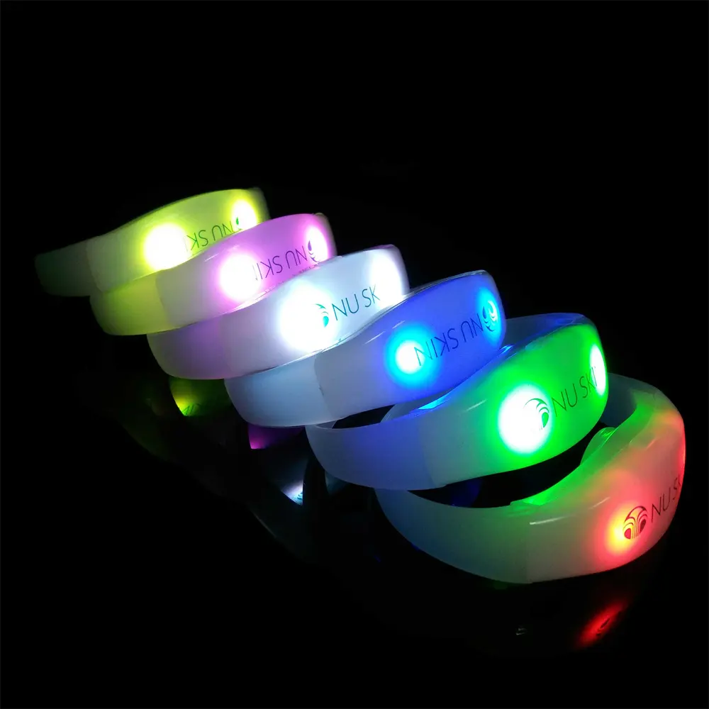 2023 Wedding party trang trí biểu tượng tùy chỉnh điều khiển từ xa LED Light silicon dây đeo cổ tay