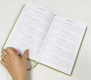 Diario di Lettura Personalizzato in Lino Verde Salvia con Copertina Rigida, Registro di Lettura per Recensioni e Monitoraggio del Progresso, Quaderno per Amanti dei Libri - Product Image 5