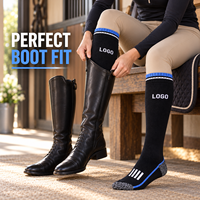 Chaussettes d'équitation respirantes à rayures, en maille technique, durables, avec logo personnalisé et couleurs au choix, et coussinets intégrés.