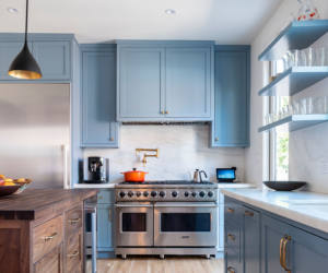 Ensemble d'armoires de cuisine murales modernes bleues personnalisées avec évier par Santopova - Product Image 3