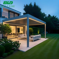 Pergola bioclimatique motorisée en aluminium sur mesure, à fixation murale, avec murs coulissants en verre et éclairage LED