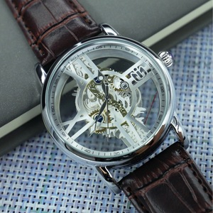 Montre de sport pour homme au style mécanique industriel et au design squeletté transparent - Product Image 4