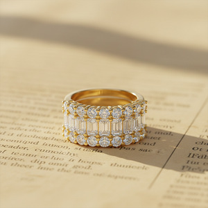 Bague de luxe HipHop en moissanite VVS couleur D, forme cœur, sertissage invisible, plaqué or blanc, argent S925, émeraudes mélangées, pavé complet - Product Image 4