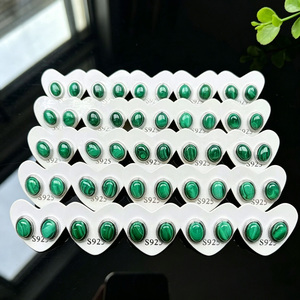 Boucles d'oreilles ovales en malachite naturelle vintage en gros, clous d'oreilles en pierre précieuse verte, bijoux en cristal de guérison, cadeau d'anniversaire - Product Image 3