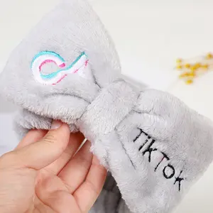 Fabrika özel tik-tok LOGO Spa bandı Terry kumaş mektubu Spa kafa bandı İşlemeli Spa kafa bantları kızlar için