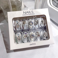 Ongles Press-on 3D de Haute Qualité avec Breloques et Diamants Scintillants – Ongles Press-on de Luxe Amande Moyenne – Vente en Gros