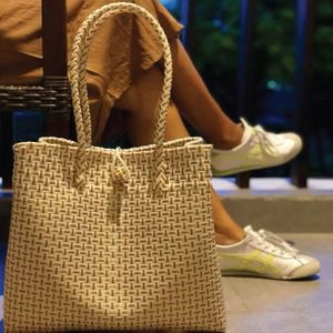 Sacs à main Sembagi marron taille M écologiques pour femmes tissage de paille en plastique recyclé avec vêtements tissés en Indonésie pour adultes - Product Image 2