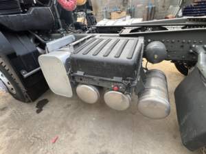 Camión Tractor Usado Sinotruk Howo NX 6x4, Cabina Plana, Volante a la Izquierda, Diésel Euro 2, 351-450 HP, 31-40 Toneladas, Motor Weichai de Uso Pesado - Product Image 6