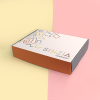 Emballage d'expédition pliable rose au design délicat, en carton ondulé, avec logo personnalisé en relief, pour cadeaux de luxe
