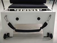 Lit de Pilates Reformer en chêne peint blanc avec accessoires complets pour usage commercial professionnel en salle de sport, studio de yoga et entraînement corporel