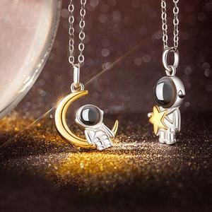 Set di Collane Personalizzate con Proiezione Fotografica per Coppie Astronauti, Ti Amo <span class=keywords><strong>in</strong></span> <span class=keywords><strong>100</strong></span> <span class=keywords><strong>Lingue</strong></span>, Gioielli Abbinati Luna Stella Astronauta per Innamorati - Product Image 5