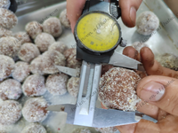 Machine à diviser la pâte à biscuits, machine à faire des boules de sésame noir sans cuisson, machine à arrondir les boules de chocolat pour les petites entreprises