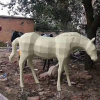 Sculpture grandeur nature de cheval en résine Statue d'animal en résine de jardin extérieur personnalisé