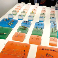 Base de présentation de bijoux en acrylique transparent de forme personnalisée, blocs et cylindres en plexiglas, entretoises pour ornements, traitement sur mesure