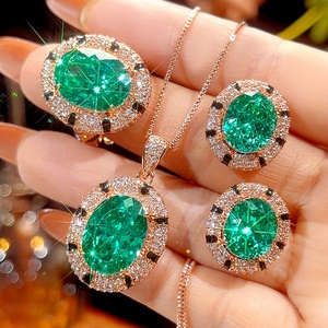 Conjunto de Joyería Vintage de Moda Ecológica, Chapado en Oro sobre Cobre, con Circonita Verde de Corte Ovalado de 12*16mm, Collar, Pendientes y Anillo - Product Image 3