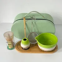 Service à thé japonais en céramique cinq pièces avec bol à matcha, fouet à pointe filetée, fouet à mousse et cuillère à thé