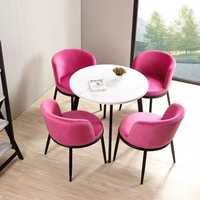 Ensemble table et chaises de salle à manger de style moderne Une table en métal avec panneau rembourré Quatre chaises en bois pour la maison ou l'hôtel