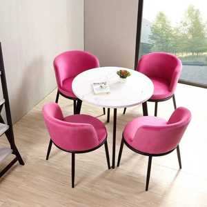 Juego de <span class=keywords><strong>Comedor</strong></span> de Estilo Moderno, Una Mesa de Metal con Panel Tapizado de Madera y <span class=keywords><strong>Cuatro</strong></span> <span class=keywords><strong>Sillas</strong></span> para Uso en el Hogar u Hotel - Product Image 2