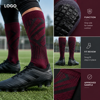 Chaussettes de football à grip jacquard, profil mince, ajustement parfait, avec tableau de tailles, semelle renforcée, motif équipe rouge et noir, pour une adhérence sécurisée sur le terrain