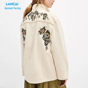 เสื้อแจ็กเก็ตผ้ายีนส์ปักลายดอกไม้มีปกคอเสื้อมีปุ่มปิดแผงความคมชัดด้านหน้าด้านหลังแอก - Product Image 3