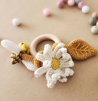 Bas quantité minimale de commande main Crochet belles fleurs hochets et Mini abeille Amigurumi coton bébé hochet cloche enfants jouets