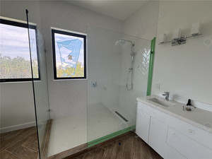 Puerta de Ducha Corredera Individual de Cristal con Bisagras Estilo Hogar Prima Custom, Kit Completo para Baño, Negra, 6mm, Tipo Diamante, para Hotel - Product Image 4