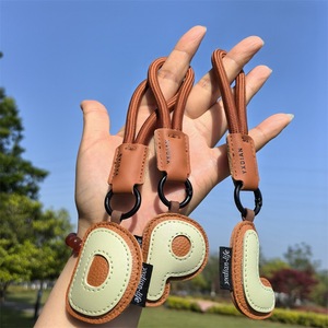 Accesorios para <span class=keywords><strong>bolsos</strong></span>, bolso relleno de PU, dijes para amigos, amantes, regalos de letras escolares, cuerda de nailon, llavero colgante de decoración de PU - Product Image 3