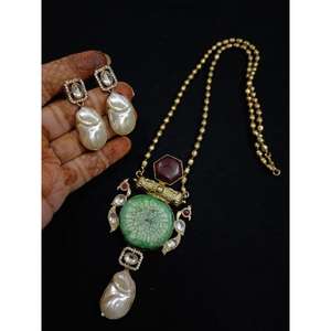 Collier unique plaqué or tibétain fait à la main avec perles Radha Krishna pierre de lune et oeil de tigre pierres semi-précieuses - Product Image 4