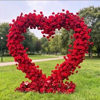 Arche de fleurs artificielles en forme de cœur avec roses rouges pour demande en mariage