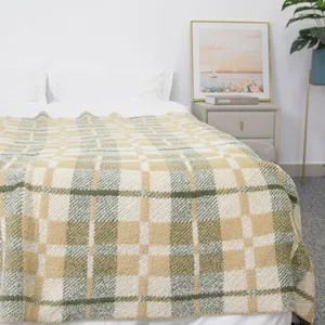 Source factory wholesale manufacturer 100% polyester throw blanket with plaids pattern for sofa home decor