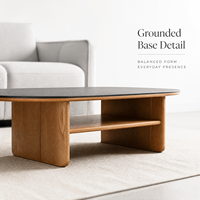 Table basse rectangulaire moderne avec surface arrondie noire, structure en bois et étagère ouverte pour salon 130 x 65 x 40 cm