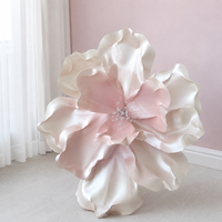 Grande sculpture florale géante rose et blanche en mousse EVA faite à la main, accessoire de toile de fond pour mariage, Saint-Valentin, événements en centre commercial et vitrines
