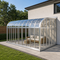 Véranda coulissante en verre avec panneaux en aluminium transparent, structure de toit courbée fixée au mur pour patio et cour
