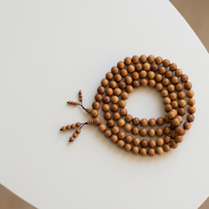 Perles de prière Riddhi Siddhi, perles de santal rondes brun doré foncé naturelles pour la fabrication de bijoux, souvenirs en gros, Inde - Product Image 1