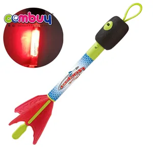 照明弹弓射击孩子们玩塑料小火箭玩具