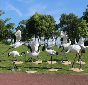 Modèles en pierre faits à la main Grandes sculptures d'animaux en fibre de verre Statues de grue à couronne rouge blanche grandeur nature réalistes artificielles avec base