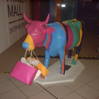 Statue de vache laitière en résine de fibre de verre de taille réelle de couleur rouge décorative d'extérieur faite à la main à vendre