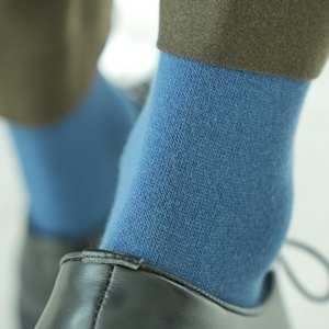 Chaussettes classiques unies pour homme, en mélange de coton, durables pour une semaine entière, au design intemporel et sobre. - Product Image 1