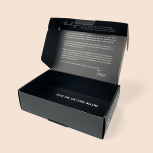 Caja de Envío Corrugada Negra Mate Personalizada con Forro de Esponja Dorado, Cierre Automático, Impresión Personalizada para Comercio Electrónico, Embalaje OEM - Product Image 2