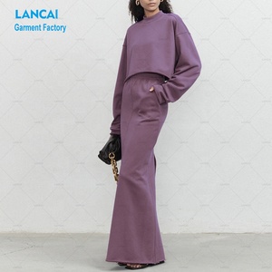 Tenues conjointes de marque privée personnalisées pour femmes, haut <span class=keywords><strong>court</strong></span> à ourlet brut uni en éponge de coupe régulière et ensembles de jupe deux pièces assortis - Product Image 1